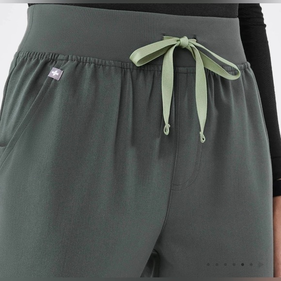 NWT High Waisted Zamora Jogger Scrub Pants in Bonsai Green. XS. SOLD OUT ONLINE. - Picture 5 of 11